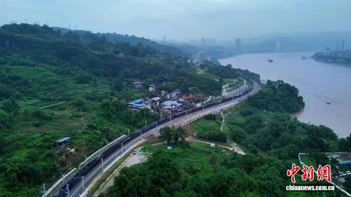 6月30日,至铜成渝铁路改造工程江津至铜罐驿段双线正式建成通车。段双图为通车现场。线通(无人机照片)中国铁路成都局集团有限公司 供图